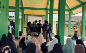 Mahasiswa KKN UIN Walisongo Gelar Pelatihan Pembuatan Lilin dari Minyak Jelantah di Desa Johorejo