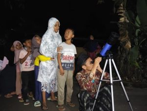 Kenalkan Beragam Fase Bulan, Mahasiswa KKN UIN Walisongo gelar Observasi Bulan Purnama