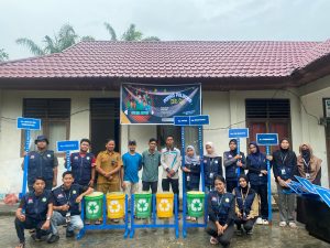 Wujudkan Desa LESTARI, KKN MAS Kelompok 45 Pasang Plang Jalan dan Tong Sampah di Selat Guntung