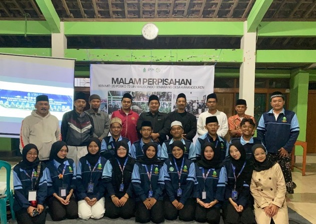 Foto Bersama perangkat Desa Karangduren dan Mahasiswa KKN Posko 73, (Rabu, 27/08/2025). (Sumber: Dok. Tim KKN Posko 73 UIN Walisongo Semarang).
