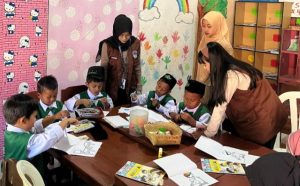 Mahasiswa KKN UPGRIS Melaksanakan Pendampingan Kegiatan Belajar Mengajar di TK Mujahidin Dusun Kaligawe Kelurahan Susukan