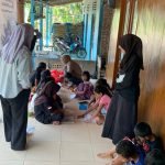 Pembuatan Gantungan Kunci Resin dari Sampah Bekas Jajan, Wujud Kreativitas Mahasiswa dan Warga dalam Mengurangi Limbah Plastik