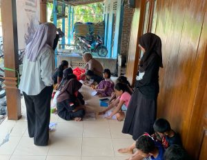 Pembuatan Gantungan Kunci Resin dari Sampah Bekas Jajan, Wujud Kreativitas Mahasiswa dan Warga dalam Mengurangi Limbah Plastik
