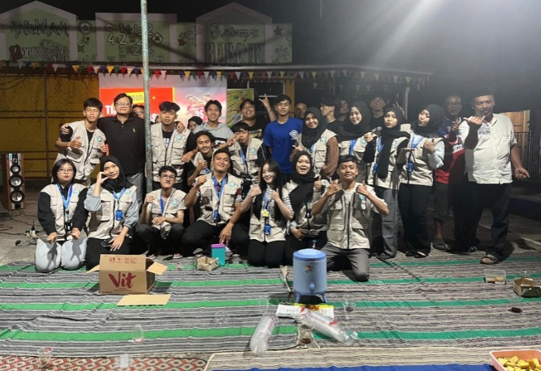 Mahasiswa KKN UPGRIS bersama warga RT 06 saat edukasi, kuis, dan nobar Timnas Indonesia vs Chinese Taipei