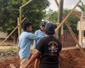Gotong Royong KKN Posko 13 UIN Walisongo dan PKK Hadirkan Taman TOGA Johorejo