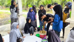 KKN MAS 45 Hadirkan Edukasi Kreatif, Ibu Rumah Tangga Selat Guntung Antusias Membuat Sabun Cuci Piring Alami