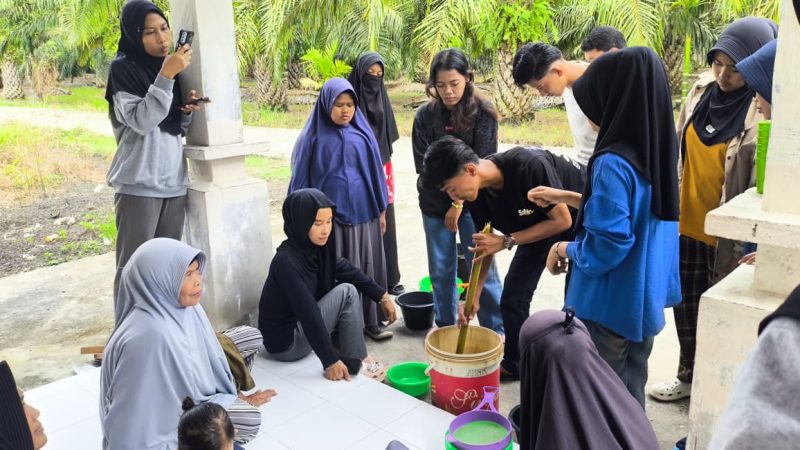 Pembuatan Sabun Cuci Piring dari Daun Pandan oleh Mahasiswa KKNMAS Selat Guntung