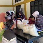 Mahasiswa KKN Posko 62 UIN Walisongo Bantu Penyaluran Beras untuk 192 Warga Desa Sukodadi