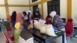 Mahasiswa KKN Posko 62 UIN Walisongo Bantu Penyaluran Beras untuk 192 Warga Desa Sukodadi