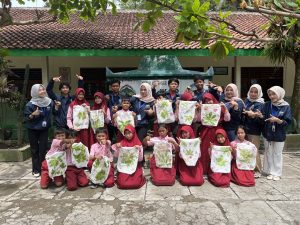 Mahasiswa KKN UPGRIS Latih Kreativitas Siswa SDN 02 Delik Lewat Ecoprint