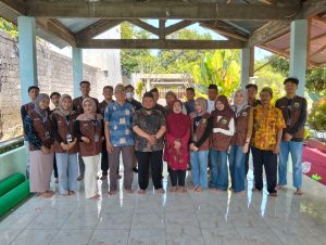 Mahasiswa KKN UPGRIS Ikut Lestarikan Tradisi Nyadran di Pemakaman Dliwang