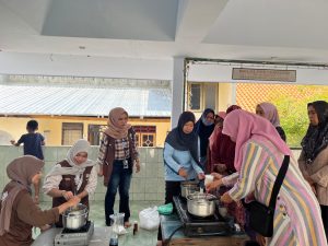 Mahasiswa KKN 13 UPGRIS Kenalkan Inovasi Lilin Aromaterapi dari Limbah Rumah Tangga