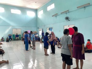 Mahasiswa BPI UIN Walisongo Hadirkan Tawa Lewat Joget Balon di Panti Margo Widodo