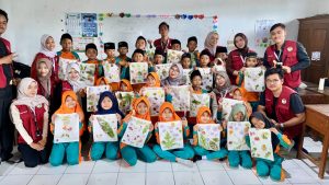 Mahasiswa KKN Kelompok 31 UPGRIS Ajak Siswa MI Kebonan Berkreasi dengan Ecoprint