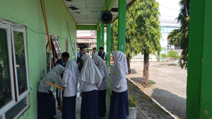 KKN Posko 60 Latih Siswa SMP Muhammadiyah 5 Cepiring dengan Teknik Variatif untuk Jambore Ranting Kangkung