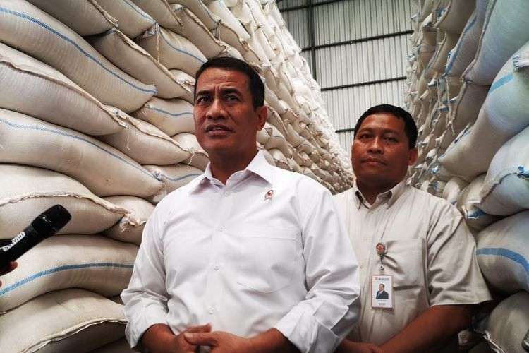 Menteri Pertanian (Mentan) Andi Amran Sulaiman (kiri) saat melakukan sidak ke Gudang Beras Bulog Telukan, Sub Divisi Regional Sukoharjo (Foto: Humas Kementan)