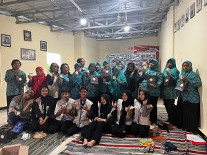 Mahasiswa KKN UPGRIS Ajak Warga Olah Limbah Minyak Jadi Lilin Aromaterapi