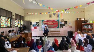 Kebersamaan Mahasiswa KKN dan Siswa SD 2 Kalirejo Warnai Peringatan Hari Santri Nasional