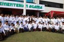 Menag dan Wamenag berfoto dengan jajaran pejabat Kemenag usai apel peringatan Hari Santri Nasional 2025 di halaman Kantor Pusat Kementerian Agama, Jakarta.