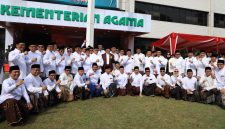 Menag dan Wamenag berfoto dengan jajaran pejabat Kemenag usai apel peringatan Hari Santri Nasional 2025 di halaman Kantor Pusat Kementerian Agama, Jakarta.
