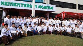 Menag dan Wamenag berfoto dengan jajaran pejabat Kemenag usai apel peringatan Hari Santri Nasional 2025 di halaman Kantor Pusat Kementerian Agama, Jakarta.