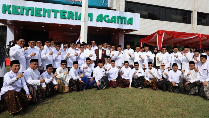 Menag dan Wamenag berfoto dengan jajaran pejabat Kemenag usai apel peringatan Hari Santri Nasional 2025 di halaman Kantor Pusat Kementerian Agama, Jakarta.