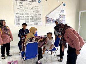 Mahasiswa KKN Tematik UPGRIS Bantu Kegiatan Posyandu Mugirahayu di Kelurahan Ngempon