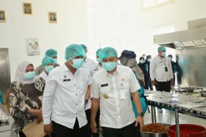 Gubernur Ahmad Luthfi Tinjau Dapur SPPG Jebres, Pastikan Makanan Bergizi Gratis Aman dan Higienis