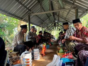 Wujud Kepedulian terhadap Budaya Lokal, Mahasiswa KKN Reguler 85 Posko 37 UIN Walisongo Hadiri Tradisi Nyadran di Kedungboto