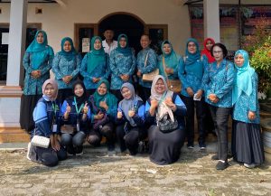 Mahasiswa KKN UIN Walisongo Semarang Bersama Ibu-Ibu PKK Gelar Peringatan Hari Cuci Tangan Sedunia di SDN 1 Kaligading