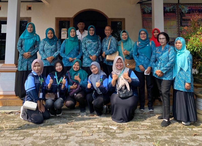 Mahasiswa KKN UIN Walisongo bersama ibu-ibu PKK Desa Kaligading