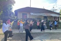 Mahasiswa KKN Reguler 85 UIN Walisongo Posko 33 dari Divisi Sosial Lingkungan bersama ibu-ibu Dusun Mangli melakukan senam pagi di halaman rumah warga, Sabtu(18/10/2025).