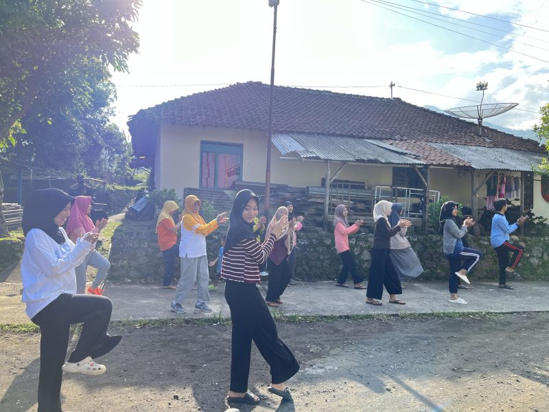 Mahasiswa KKN Reguler 85 UIN Walisongo Posko 33 dari Divisi Sosial Lingkungan bersama ibu-ibu Dusun Mangli melakukan senam pagi di halaman rumah warga, Sabtu(18/10/2025).
