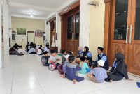 Mahasiswa KKN Posko 33 UIN Walisongo Semarang sedang mengajar para santri di Madrasah Diniyah Takmiliyah Ula, Desa Pagertoyo, Kecamatan Limbangan, Kabupaten Kendal.
