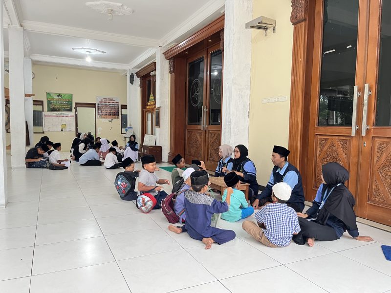 Mahasiswa KKN Posko 33 UIN Walisongo Semarang sedang mengajar para santri di Madrasah Diniyah Takmiliyah Ula, Desa Pagertoyo, Kecamatan Limbangan, Kabupaten Kendal.