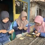 Mahasiswa KKN Posko 22 Kunjungi UMKM Sale Pisang Mak Kasmini di Desa Ngabean