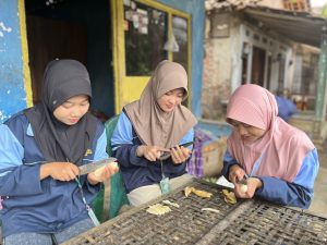 Mahasiswa KKN Posko 22 Kunjungi UMKM Sale Pisang Mak Kasmini di Desa Ngabean