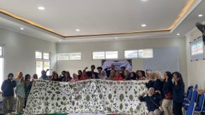 Mahasiswa KKN UPGRIS Kelompok 29 Ciptakan Ecoprint Sepanjang 5 Meter Bersama Ibu-Ibu PKK Ngempon