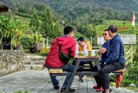 Menikmati secangkir kopi dengan pemandangan dari lereng Sindoro./instagram desawisatatlahab