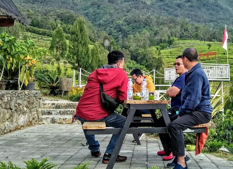 Menikmati secangkir kopi dengan pemandangan dari lereng Sindoro./instagram desawisatatlahab
