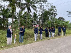 Mahasiswa KKN UPGRIS Buat Reflektor Jalan untuk Tingkatkan Keselamatan Warga di Desa Watuagung