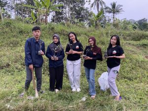Mahasiswa KKN UPGRIS Kelompok 38 Dukung Gerakan Eco Green dengan Menanam Pohon Ketapang di Desa Watuagung