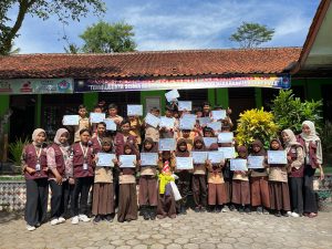 Dukung Transformasi Digital di Sekolah, Mahasiswa KKN UPGRIS Latih Siswa SD Belajar Coding