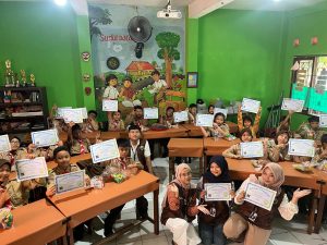 Mahasiswa KKN UPGRIS Kelompok 13 Kenalkan Dasar-Dasar Coding di SDN 1 Ungaran