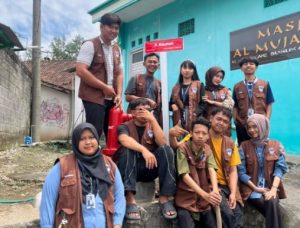 Mahasiswa KKN UPGRIS Merealisasikan Pasang Plang Jalan di Beberapa Titik Wilayah Kaligawe RW 05 Susukan