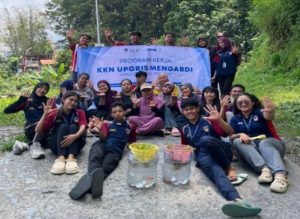 Mahasiswa KKN UPGRIS Mengadakan Revitalisasi Taman dengan Konsep Ramah Lingkungan Bersama Ibu-ibu PKK RW 05 Kaligawe, Susukan