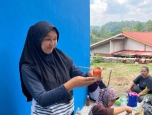 Mahasiswa KKN UPGRIS Sosialisasikan Pembuatan Lilin Aromaterapi dari Minyak Jelantah di RW 05 Kaligawe, Susukan