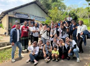 Ibu-Ibu PKK RW 5 Kaligawe dan Mahasiswa KKN UPGRIS Kunjungi TPS 3R di Ambarawa, Pelajari Pengelolaan Sampah Ramah Lingkungan