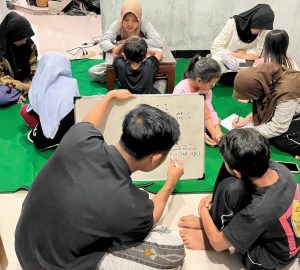 Mahasiswa KKN 25 UPGRIS Gelar Bimbingan Belajar untuk Anak-anak Desa Gebugan