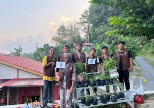 Mahasiswa KKN UPGRIS Bersama Warga Kaligawe Tanam Sereh Wangi dan Pasang Barcode untuk Edukasi